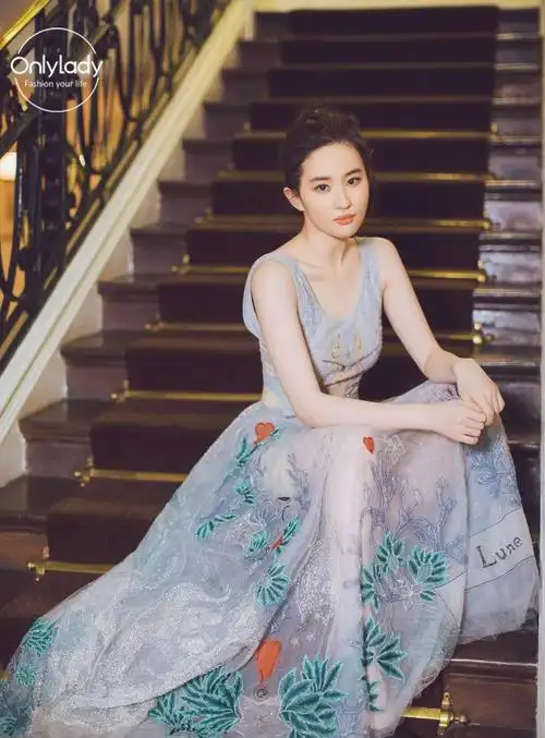 仙气十足刘亦菲穿白色透视短裙秀曲线图片