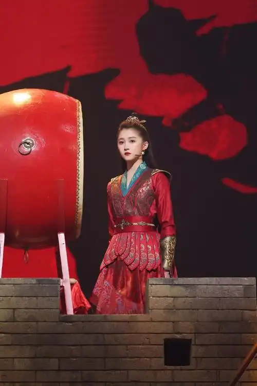 关晓彤写真大片曝光一身红色古装酷飒感十足