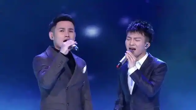 周深李维《贝加尔湖畔》,好听极了,全场都沉醉这天籁之中!