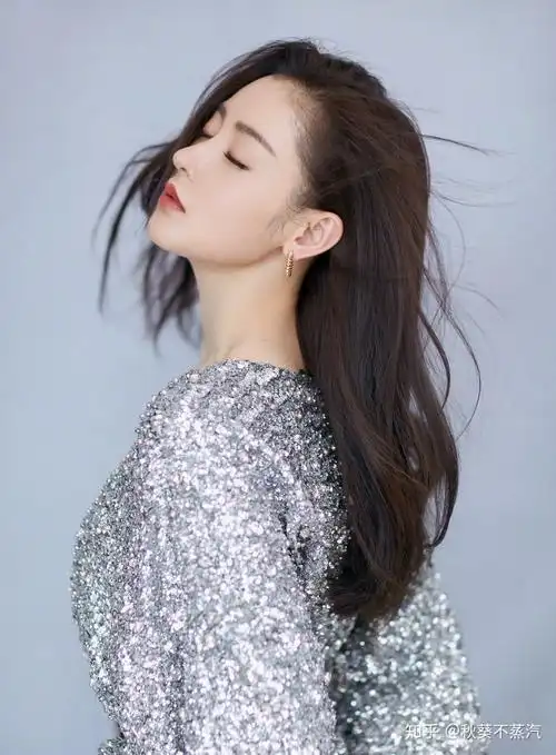 最近微博首页上看到张天爱的这张图,马上就存了下来,闭眼冥想,发丝