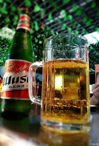 累渴,来杯乌苏啤酒.江湖人称:夺命乌苏.