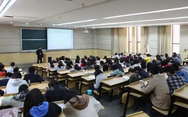 大学女教师上课忘关投影仪,搜索内容不小心被学生看到,太尴尬|老师_网