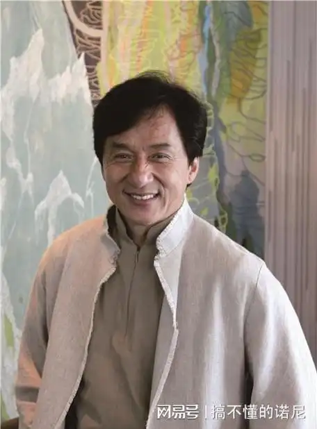 部分年轻的网友可能不知道成龙现在的年龄,但是应该都没少看成龙的