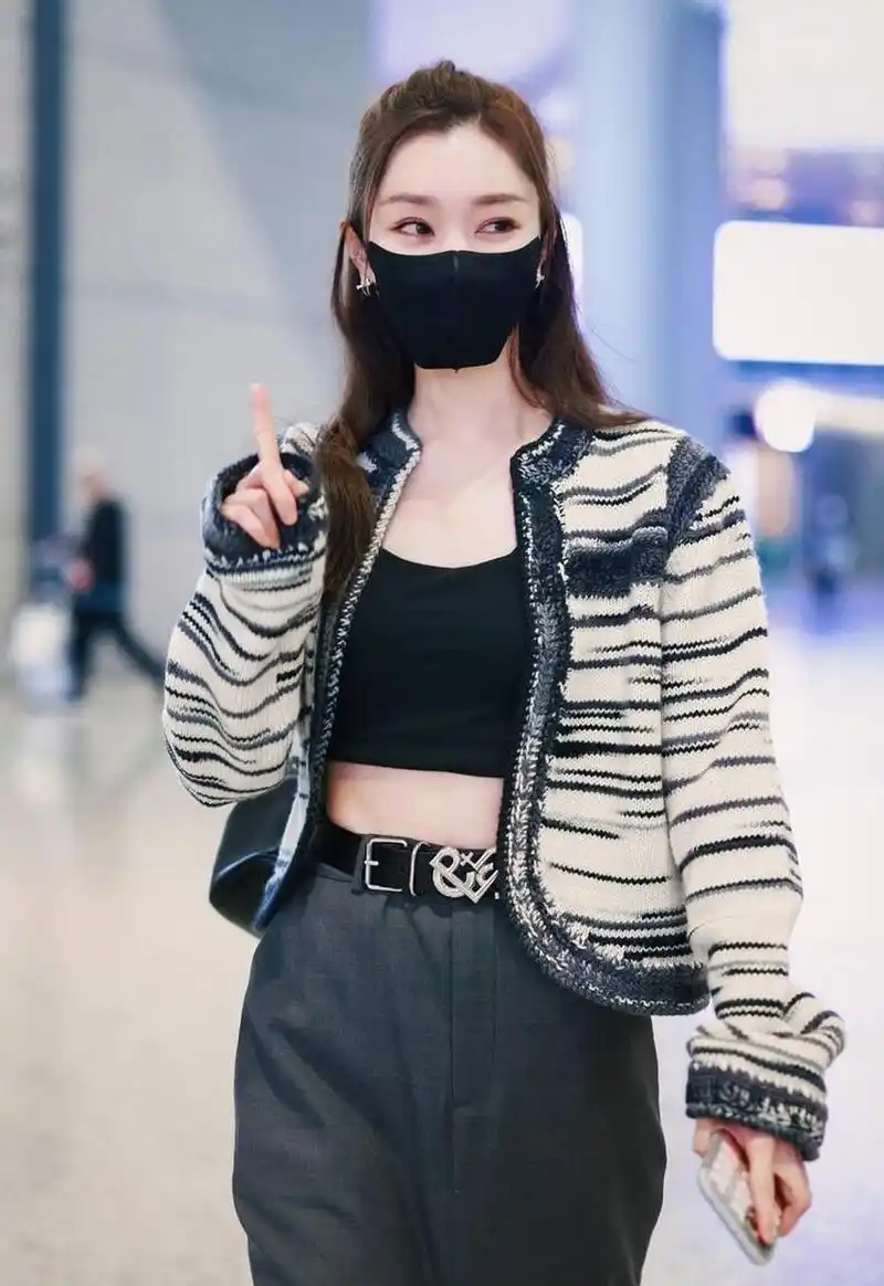 宋轶机场街拍,条纹短外套 灰色西装裙 prada乐福鞋清新自在!