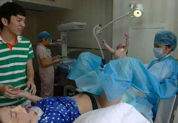 分娩时婆婆温声细语加油助威孩子出生后态度当场大变