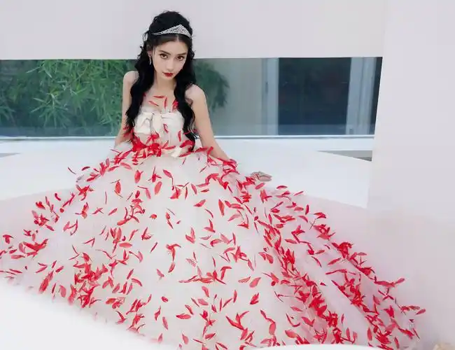 杨颖穿高定公主裙不安分,非要贴满"血色羽毛",有恐怖童谣内味_裙子