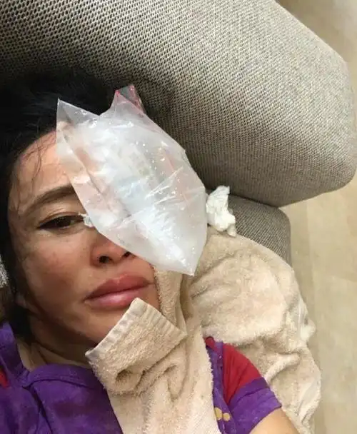 64岁刘晓庆素颜照曝光,不化妆时原来她长这样!