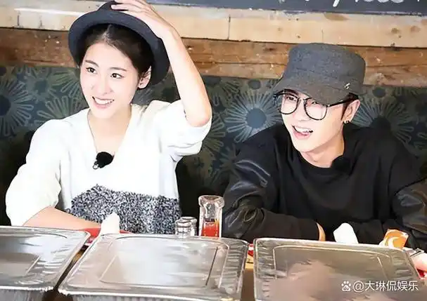 华晨宇女友放飞自我穿吊带胸口现明显伤痕染黄发太个性