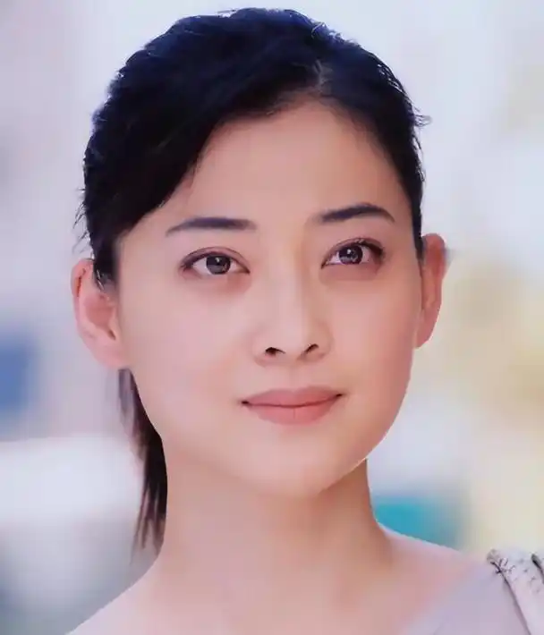 梅婷19岁傍上大17岁京圈大佬,自身甘愿养前夫7年,最终遗憾离婚