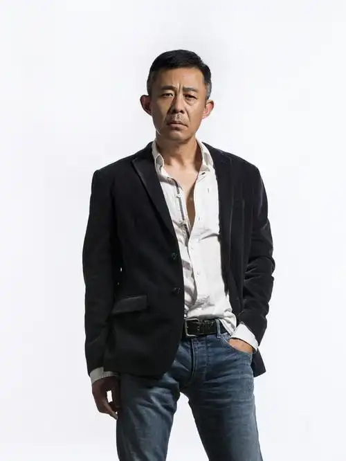 国家一级演员侯勇,以其精湛的演技和多样的角色赢得了观众的喜爱和