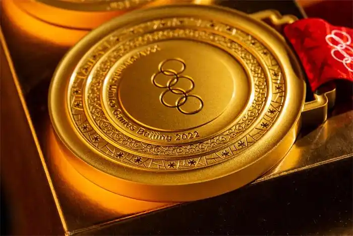 北京冬奥会金牌(正面) 视觉中国供图相比2008年北京奥运会,吴为山认为