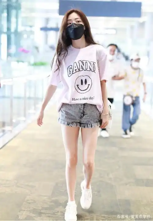 原来邓家佳的腿这么好看,穿"二分裤"双腿笔直,奔四年纪也迷人