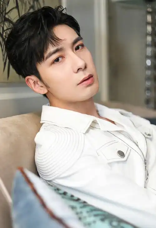 陈星旭清爽白衣帅气写真图片 _ 图片网