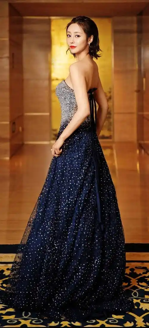 气质女神李纯真是天生丽质,妩媚动人,令人赏心悦目