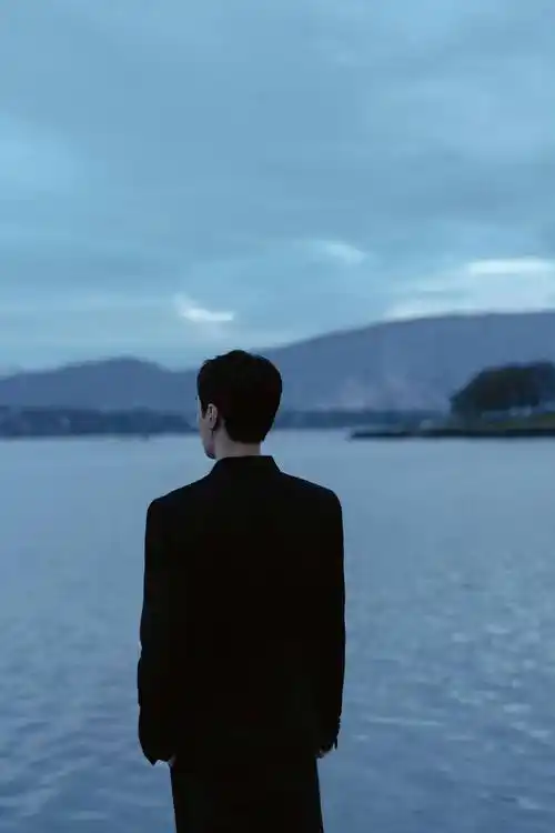 张艺兴海边大片氛围感轻松拿捏,春日最靓的仔