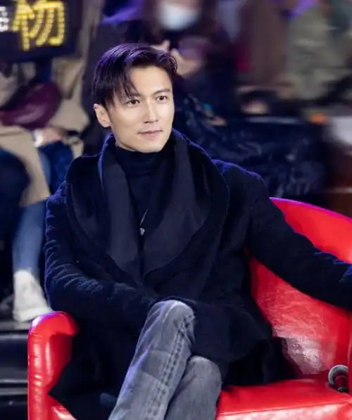 40岁谢霆锋不服老,扎丸子头穿西装变身潮男,比小鲜肉还会打扮|发型