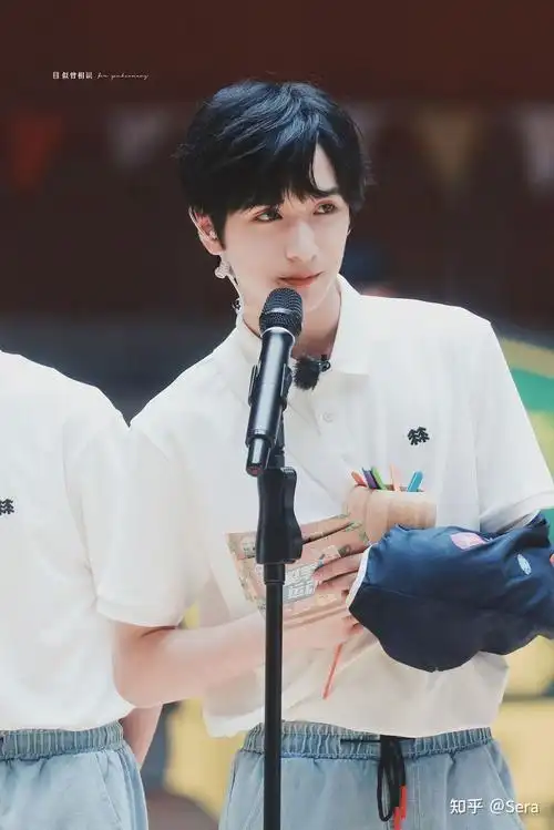 严浩翔笑起来跟别人不一样,但我说不出来那种感觉,有大神可以分析一下