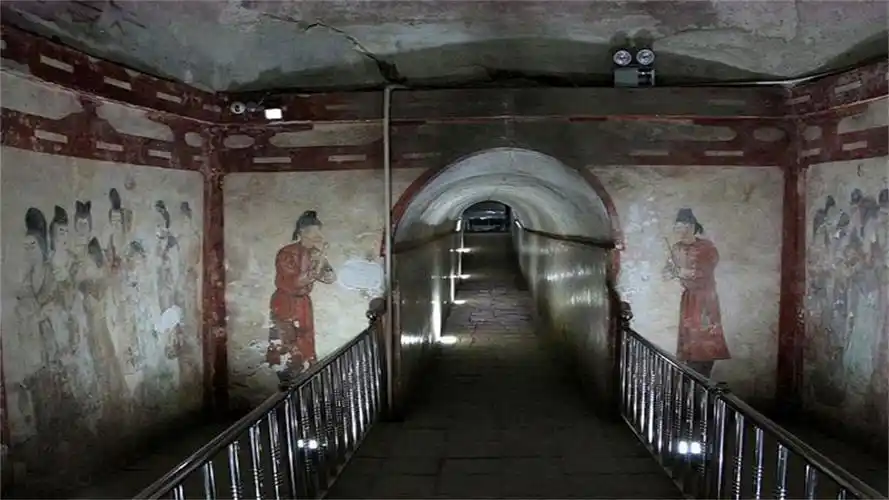 专家挖开武则天孙女墓,墓中有一男子,在宝物堆中苦坐了上千年-千里眼