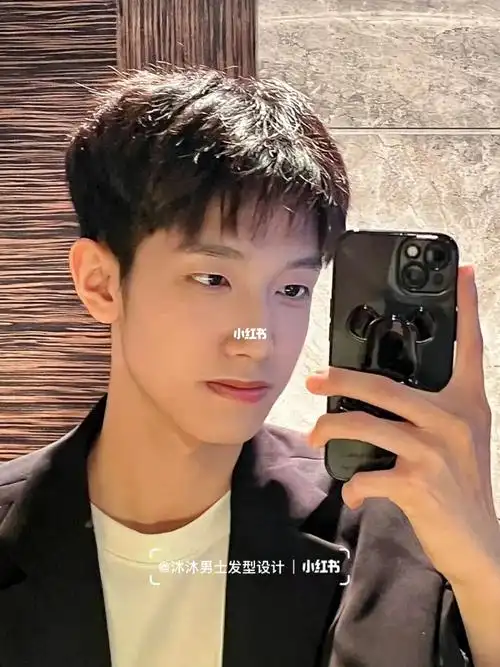 [火r][火r]男生短碎盖发型这个发型不挑脸型,还减龄