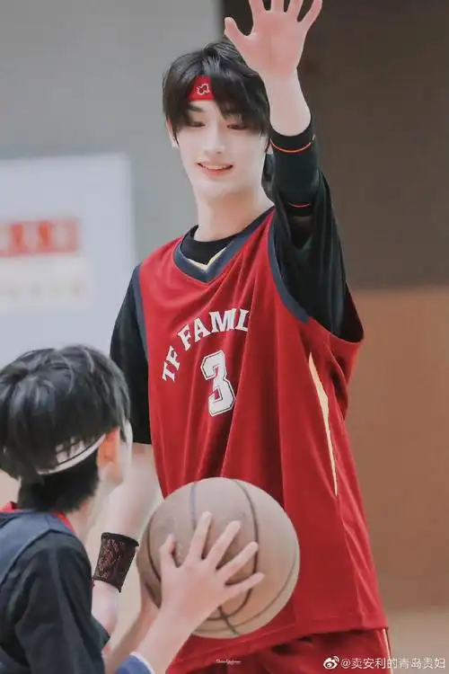 丁程鑫深夜打篮球vlog