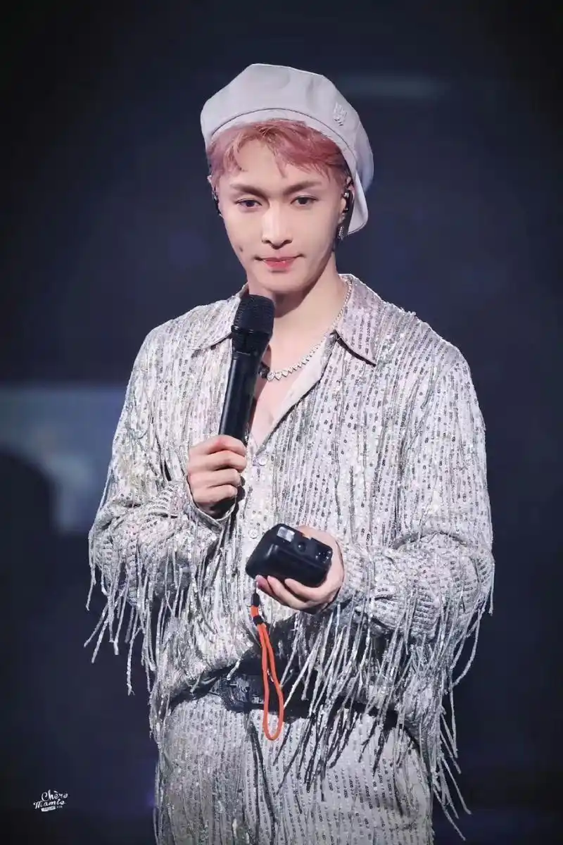 张艺兴今日演唱会这套银色流苏造型,真的好像小王子[打call]