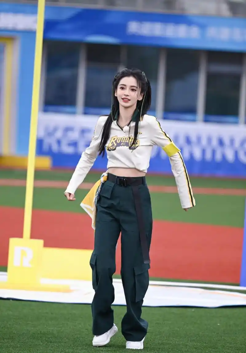 angelababy《奔跑吧》剧照96 是绿色系双马尾造型的