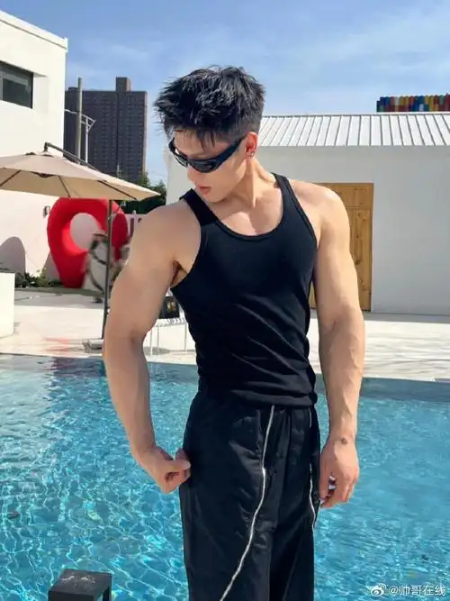 肌肉帅哥营超话腹肌男大超话#宽肩窄腰#男大学生健