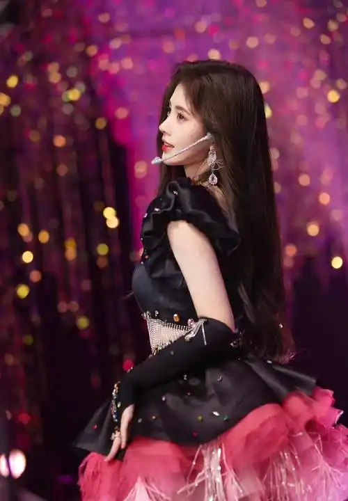 鞠婧祎新歌上线,舞台照流出,穿黑粉露腰小短裙甜美灵动 妩媚撩人_少女