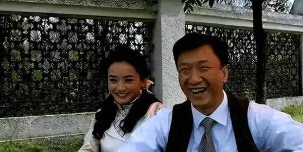 朱杰:曾和胡歌是同学,貌美如花不炒作,丈夫位列全球亿万富豪榜_朱洁