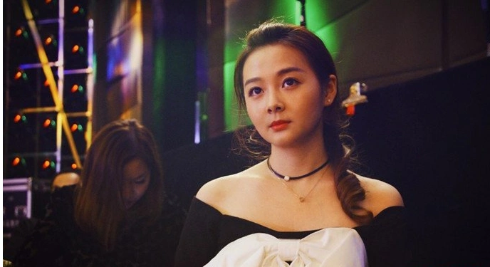 她的"初恋"是释小龙,全网禁止她整容,今27岁成这模样!_杨晓丽