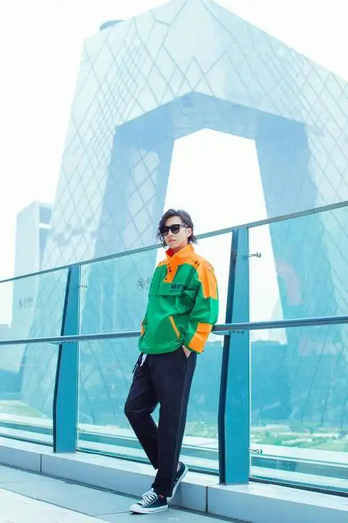 邹廷威街拍大片曝光帅气随性诠释街头趣味