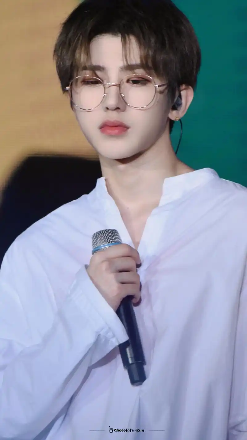 蔡徐坤金丝眼镜造型,百变风格样样迷人