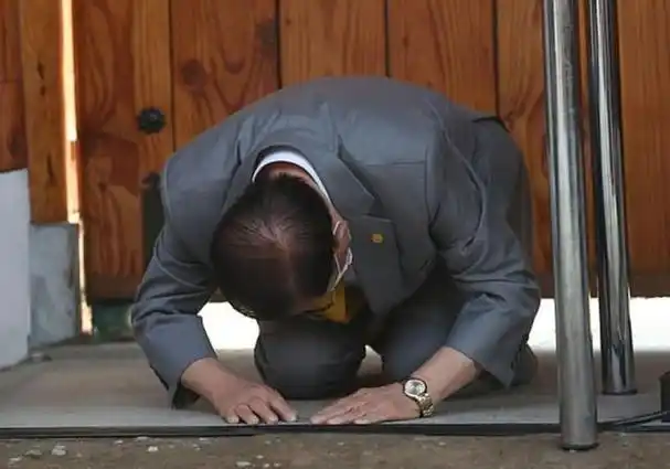 韩国李万熙下跪磕头向国民道歉,不断抹泪求宽恕:我不是故意的