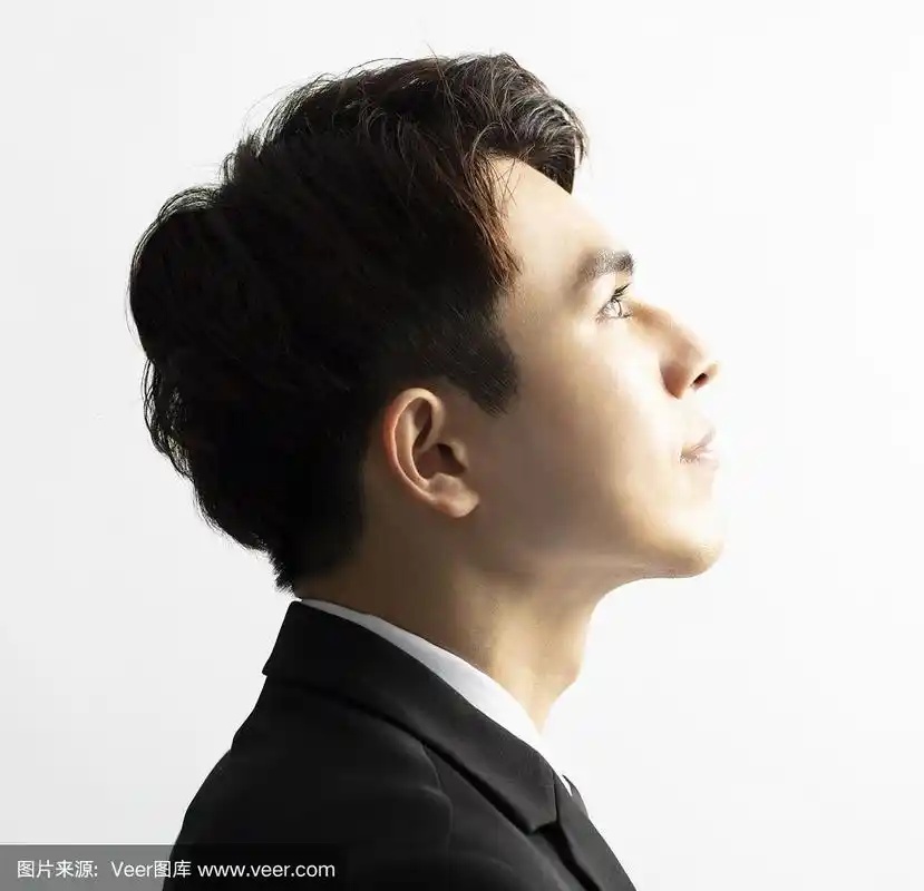 侧面的年轻英俊男子的脸