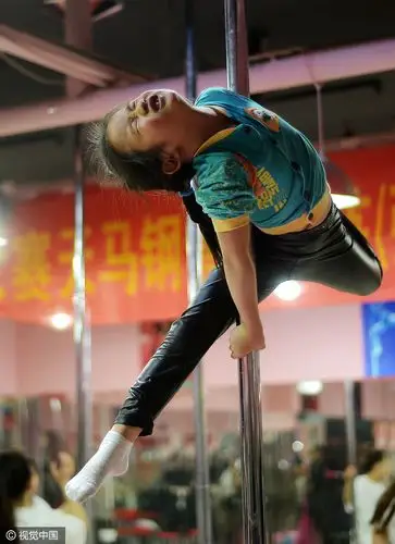 23 六岁女童苦练钢管舞 身体扭曲痛到流泪