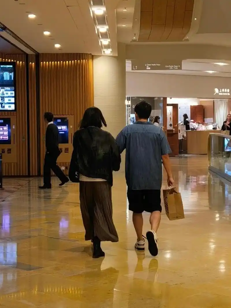 广东网友偶遇黄磊孙莉逛街背影照 #黄磊孙莉牵手逛街背影照