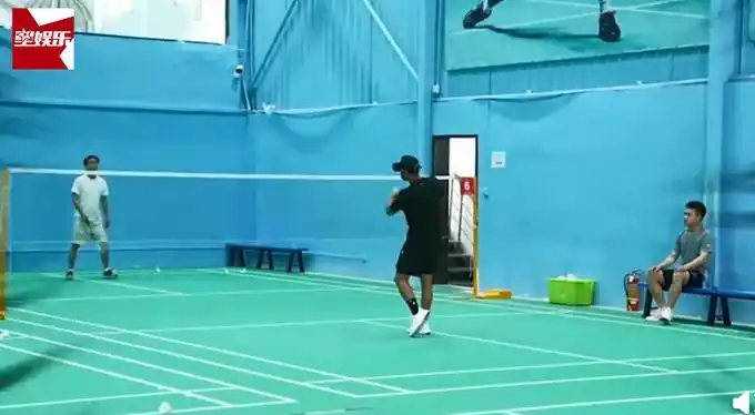 林丹装路人打球遭嫌弃"我们玩专业的",结果大叔被吊打到怀疑人生!