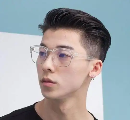 刘海三七分铲短  刘海的发型其实加上两边铲也可以很清爽帅气,三返哪