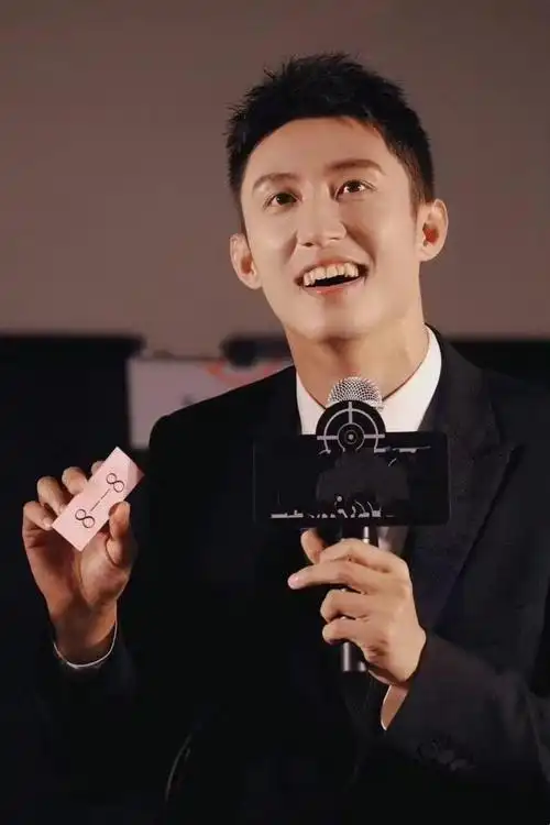 黄景瑜电影首映礼,疑似在内涵迪丽热巴,两人恋情事件再次被重提|武术