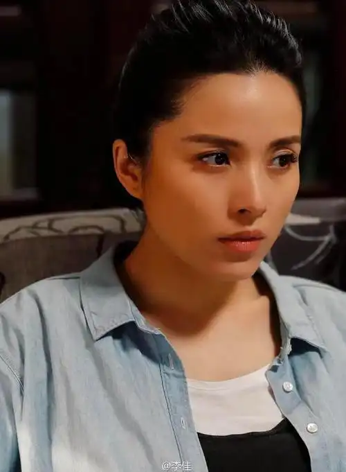 在拍摄《青春不言败》时,靳东与李佳相聊甚欢,成为情侣,遂走进婚姻