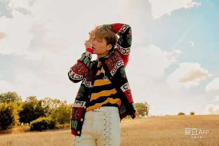 宛如一个专业模特 画报匠人金钟仁不是说说而已