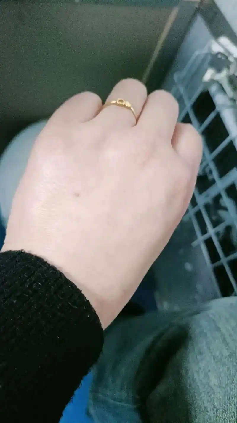 俺也跟个风凑个热闹,都说左手长痣的人这辈子会遇到一个很爱很爱自己