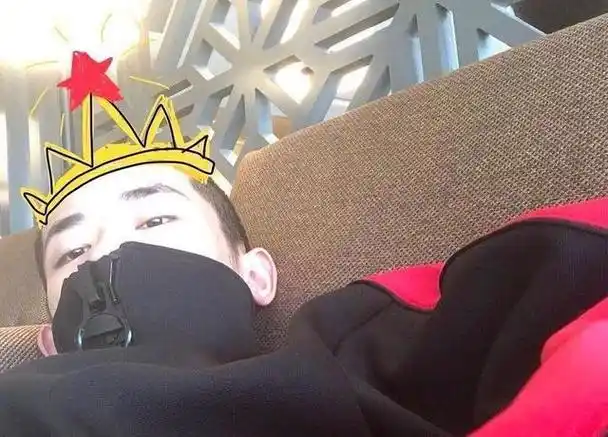 tfboys新闻190903揭秘易烊千玺的自拍手机里的vs粉丝看见的