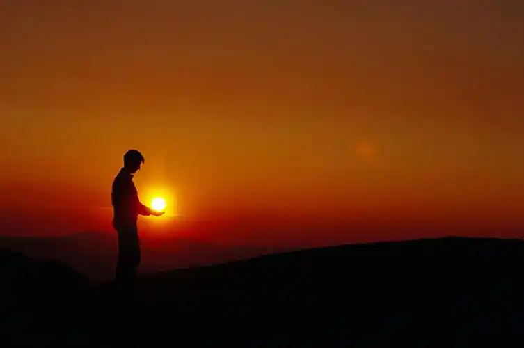 西方人,一个人,站,举,横图,室外,白天,侧面,日落,山,山脉,欧洲,欧洲人