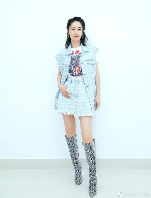 70后的刘敏涛真是会赶时髦化猫眼妆玩下衣失踪显的腿更长了