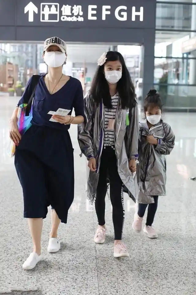 原创马伊琍携俩女儿外出,大女儿身高快赶上妈妈,姐妹俩全程紧紧牵手