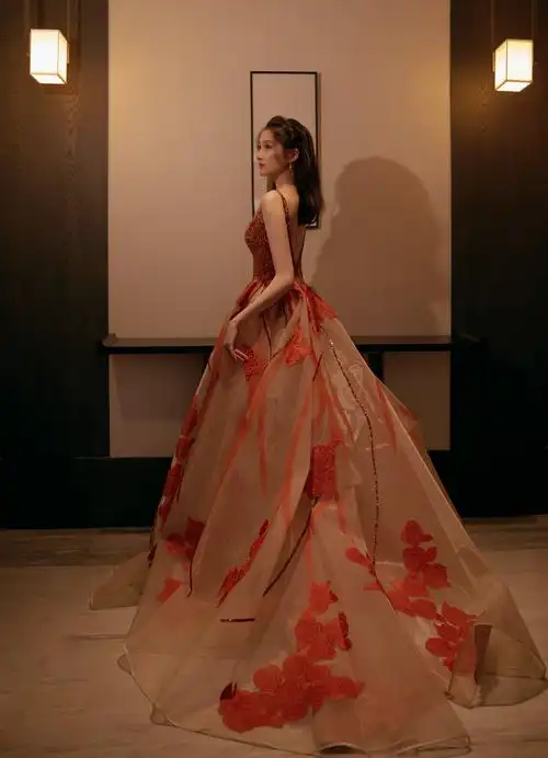 关晓彤闪光锦鲤裙够喜庆超长裙摆红色点缀仙气飘飘