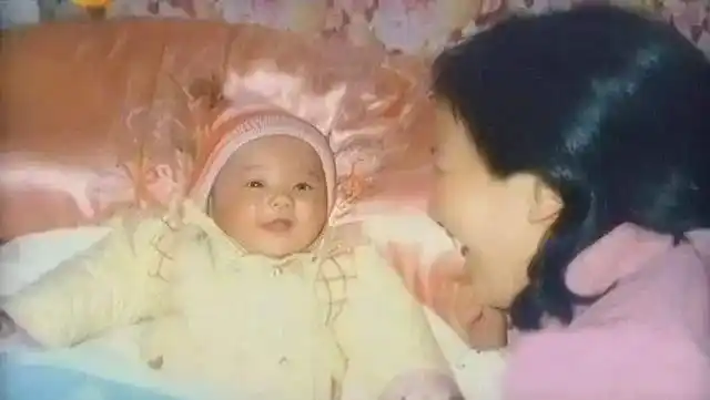 其实刘亦菲的婴儿时期颜值还没有那么出众,被裹得严严实实很爱笑,但是