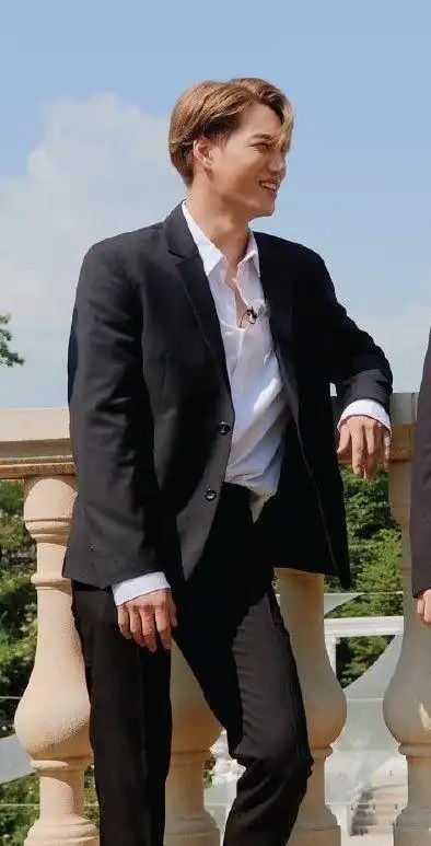 边伯贤终站c位新海报全员西装像伴郎团金钟仁得音乐平台偏爱