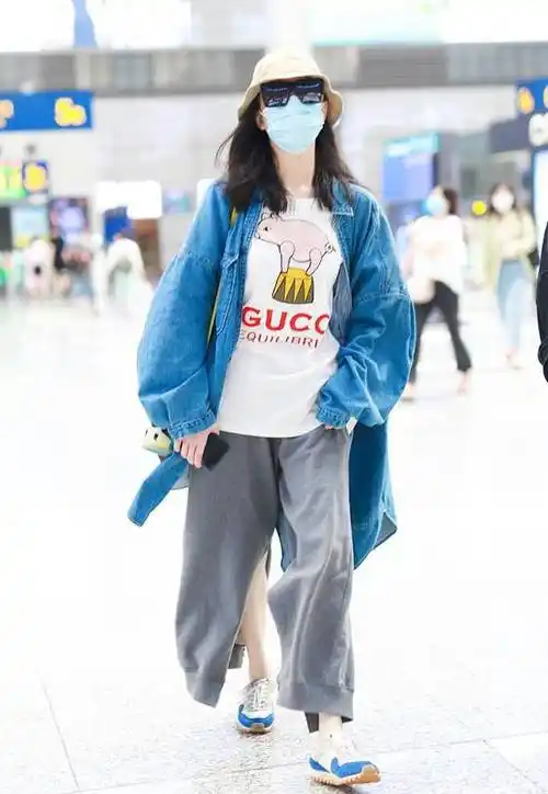 杨幂冬季一套男友风穿搭真别致卫衣搭配灰色休闲裤超显嫩